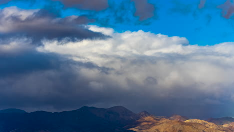 Eine-Riesige-Sturmfront-Zieht-über-Die-Schroffen-Gipfel-Der-Mojavewüste-Heran-Und-Bringt-Im-Winter-Regen-Und-Schneeregen---Zeitraffer