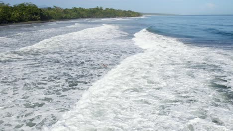Surfer-Wird-Von-Wellen-Im-Tiefblauen-Ozean-Umschwärmt