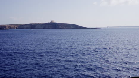Olas-En-El-Mar-Mediterráneo-En-Un-Día-Soleado,-Isla-De-Malta