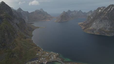 Luftaufnahme-Mit-Blick-Auf-Eine-Stadt-Im-Reinefjord,-Lofoten,-Norwegen---Neigung,-Drohnenaufnahme