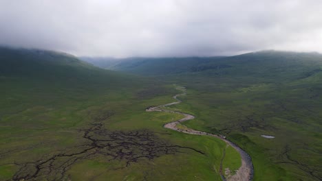 Filmaufnahme-In-Zeitlupe-Der-Wunderschönen-Landschaft-Der-Hohen-Grünen-Berge-In-Einem-Nebligen-Klima-Mit-Tal-Auf-Dem-Weg,-Schottische-Wildnis-In-Schottland