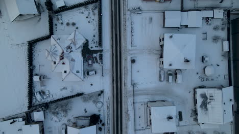 Lubawa-Dachterrassenvillen,-Die-Mit-Frost-Schnee-Weihnachtsluft-überzogen-Sind