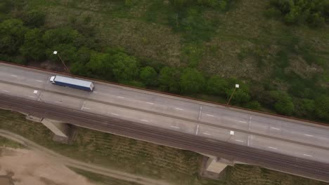 Luftaufnahme-Von-Oben-Nach-Unten-Eines-Flurförderzeugs,-Das-Auf-Brazo-Largo-Brücken-In-Argentinien-Fährt