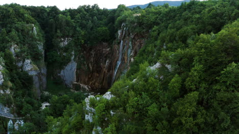 Follaje-Exuberante-Reveló-Cañones-Empinados-Con-Las-Cascadas-En-El-Parque-Nacional-De-Los-Lagos-De-Plitvice-En-Croacia