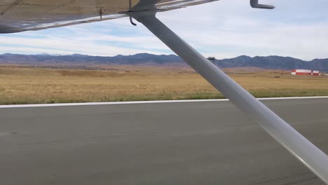 Flügelansicht-Der-Cessna-182,-Die-Vom-Colorado-Rocky-Mountain-Metropolitan-Airport-In-Denver-Abhebt