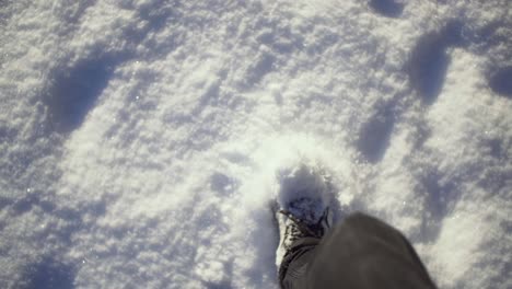Punto-De-Vista-Hombre-Caminando-Sobre-La-Nieve