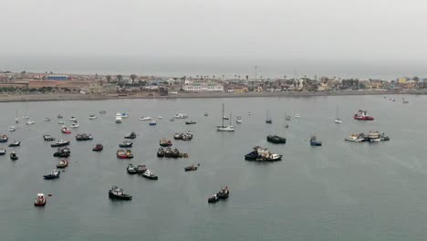 Ships-anchored-in-Callao-Harbor-coastline-in-Lima-Peru,-pan-shot-of-La-Punta