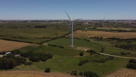 Fila-De-Turbinas-Eólicas-Girando-En-El-Campo-De-Colonia,-Uruguay