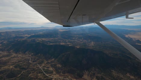 Cessna-182-Experimentando-Turbulencias-Mientras-Voltea-Sobre-Las-Montañas-Rocosas-De-Colorado