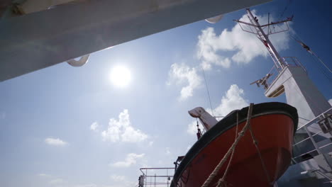 Kardanische-Aufnahme-Des-Rettungsbootes-Auf-Der-Fähre,-Die-An-Einem-Sonnigen-Tag-Nach-Malta-Fährt