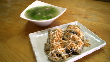 Asiatische-Suppe-Und-Pfannkuchengericht-Auf-Einem-Tisch