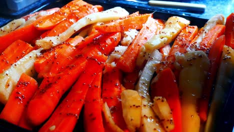 Vollkorn-Senf-Honig-Träufeln-über-Goldene,-Leckere-Karotten-Pastinaken-Gemüseplatte