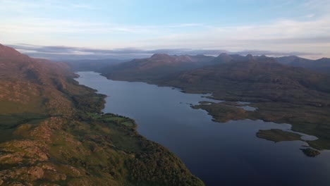 Zeitlupenaufnahme-Der-Wunderschönen-Landschaft-Einer-Insel-Zwischen-Den-Bergen-Von-Loch-Maree,-Beinn-Eighe,-Kinlochewe-In-Schottland