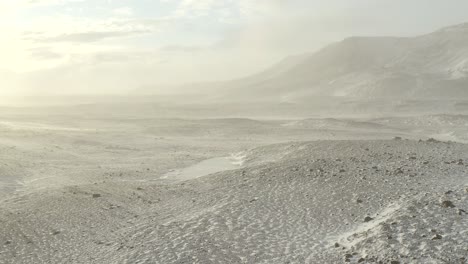 Filmische-Aufnahme-Eines-Snowsquall-Winterschnees-Und-Windsturms,-Verschneite-Und-Windige-Landschaft-In-Island