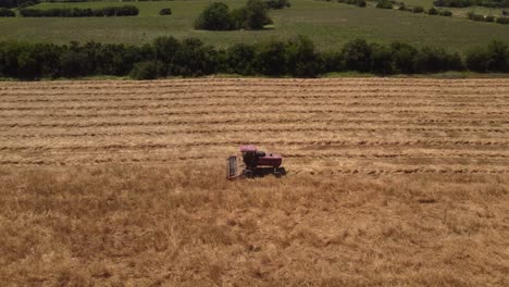 Roter-Traktor-Mäht-Gras,-Kamerafahrt-Aus-Der-Luft