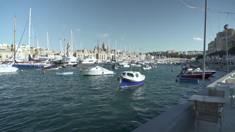 Segelboote-Und-Yachten,-Die-Im-Yachthafen-Von-Vittoriosa-In-Der-Nähe-Von-Seaanglea-In-Malta-Schwimmen