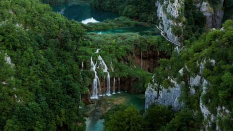 Luftaufnahme-Von-Wasserfällen-Und-Seen-Im-Nationalpark-Plitvicer-Seen-Während-Des-Sonnenuntergangs-In-Kroatien