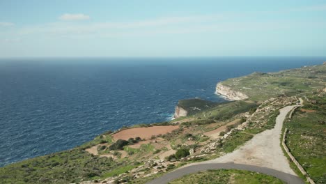 Aéreo:-Acantilados-De-Dingli-Con-Naturaleza-Verde-Y-Mar-Azul-Y-Cielo-En-La-Isla-De-Malta