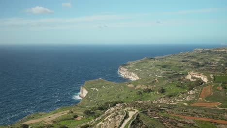 Aéreo:-Acantilados-De-Dingli-Con-Naturaleza-Verde-Y-Mar-Mediterráneo-Azul-Durante-El-Invierno