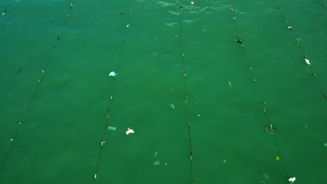 Die-Netze-Der-Fischer-Treiben-Friedlich-Im-Südchinesischen-Meer,-Während-Sich-Etwas-Plastik-Vom-Netz-Verfängt