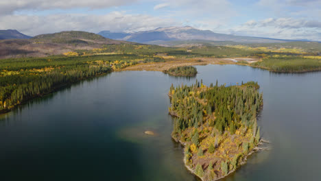 Picturesque-View-Of-Tranquil-Lake-And-Islet-With-Autumnal-Forest-In-British-Colombia,-Canada