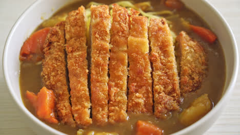 Fideos-Ramen-Al-Curry-Con-Chuleta-De-Cerdo-Frita-Tonkatsu---Estilo-De-Comida-Japonesa