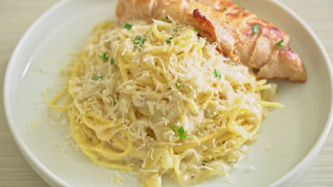 Hausgemachte-Weiße-Spaghetti-Sahnesauce-Mit-Gegrilltem-Hähnchen