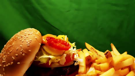 Burger-Combo-Pommes-Nahaufnahme,-Die-Sich-Auf-Einer-Weißen-Ovalen-Platte-Um-360-Grad-Dreht,-Mit-Häuten-Auf-Kartoffelstreifen,-Gegrillter-Hackfleisch-Hamburger-Im-Kaiserbrötchen-Mit-Gestapelten-Beilagen,-Die-Chromakey-2-2-Loopen