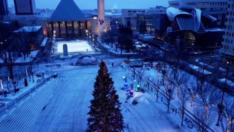 Plaza-Del-Ayuntamiento-De-Edmonton-Estación-Sir-Winston-Churchill-Square-árbol-De-Navidad-Decorado-Iluminado-Dolly-Roll-Rise-Invierno-Terrenos-Cubiertos-De-Nieve-Pista-De-Patinaje-Sobre-Hielo-Lista-Para-Usar-En-La-Moderna-Estructura-Piramidal