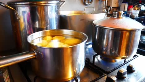 Ollas-De-Plata-Cocinando-Comida-Navideña-En-Una-Estufa-De-Gas-Caliente-En-La-Cocina-Familiar-Preparando-La-Cena