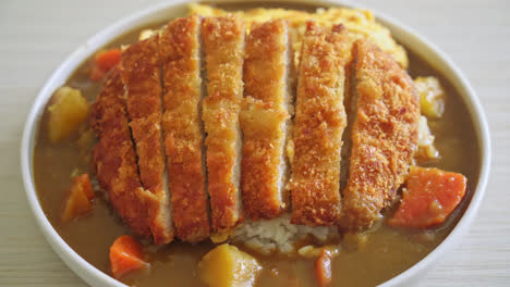 Curryreis-Mit-Gebratenem-Tonkatsu-Schweinekotelett-Und-Cremigem-Omelett---Japanische-Küche