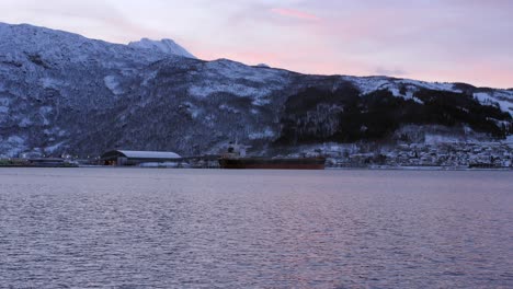 Bahía-Del-Mar-Noruego-Durante-La-Noche-Polar,-Municipio-De-Narvik-En-Noruega---Toma-Panorámica