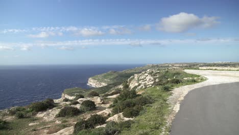 Paisaje-De-Acantilados-De-Dingli-Y-Mar-Mediterráneo-Azul-Con-Cielo-Azul-Claro-En-Malta