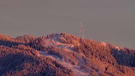 Turbina-Eólica-En-La-Cima-De-La-Montaña-Grouse-A-La-Hora-Dorada
