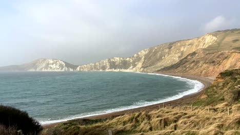 Beautiful-shot-of-an-empty-beach-and-cove-on-the-Jurassic-Coast-in-Dorset,-England