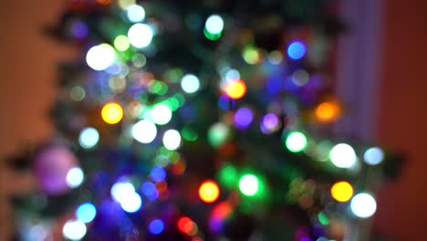 Rack-Fokus-Push-In-Zum-Schönen-Weihnachtsbaum-Mit-Beleuchtung-Im-Wohnzimmer