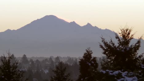 Schöne-Landschaft-Von-Mt-Baker-Während-Des-Sonnenuntergangs,-Vorbeifliegende-Vögel
