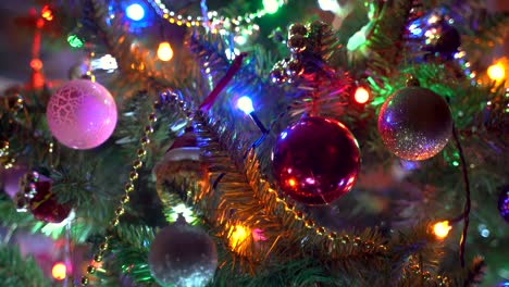 Inclinación-Lenta-Hacia-Abajo-Sobre-El-árbol-De-Navidad-Decorado-E-Iluminado