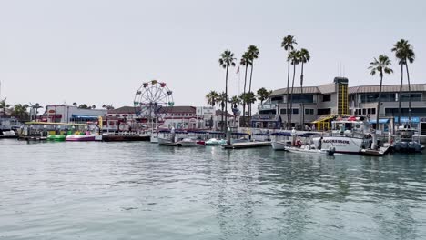 POV-from-the-Balboa-Ferry-of-small-boats-and-the-Ferris-wheel-on-the-shore-of-Balboa-Island