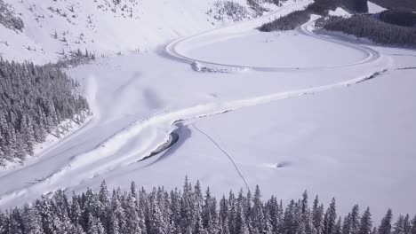 Auto-Fährt-Die-Große-Kurve-Auf-Dem-Icefields-Parkway-Im-Banff-Nationalpark
