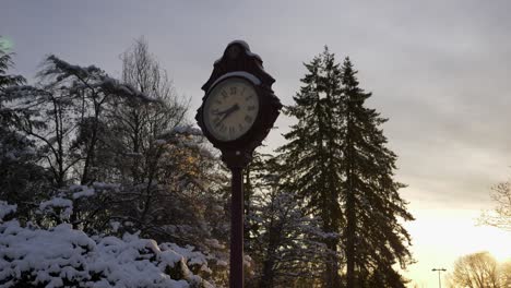 Paisaje-Invernal-Con-Reloj-En-El-Espacio-Público-Urbano-De-Vancouver