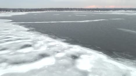 Luftaufnahme-Eines-Teilweise-Zugefrorenen-Sees-An-Einem-Bewölkten-Nachmittag