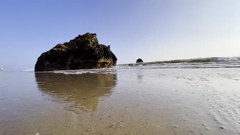 Rock-Am-Malibus-Beach-In-Kalifornien,-Wellenrollen-Am-Meer,-Schöne-Landschaft