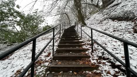 Nevando-Afuera-En-Las-Escaleras-Del-Parque