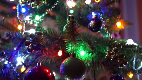 Pedestal-Lento-Sobre-El-árbol-De-Navidad-Con-Cadenas-Ligeras-De-Colores