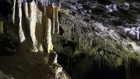 Shifting-light-in-black-cave-shows-different-beautiful-speleothems
