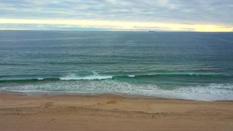 Luftaufnahme-Des-Leeren-Strandes-Mit-Malerischem-Blauem-Ozean-In-Manhattan-Beach,-Kalifornien,-Usa