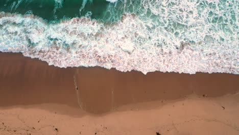Luftbild-Von-Meereswellen,-Die-Am-Leeren-Strand-Rollen