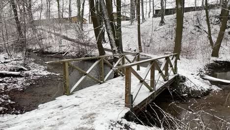 Schneit-Auf-Einer-Brücke-Im-Wald
