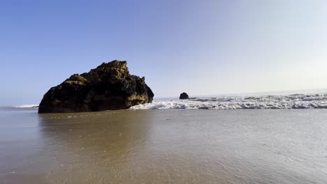 Wellen,-Die-Am-Meer-Rollen,-Wunderschöne-Landschaftsfelsen-Am-Malibus-Beach-In-Kalifornien